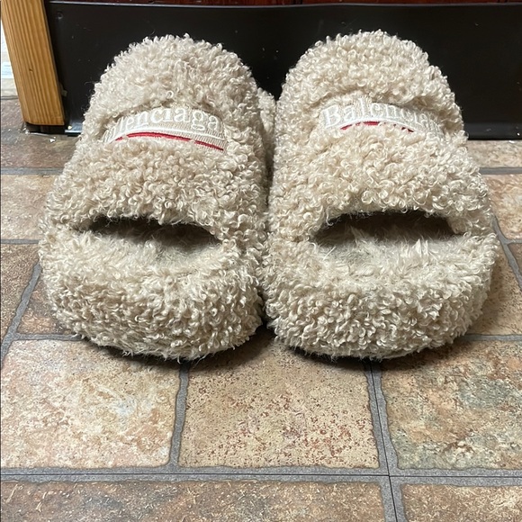 Balenciaga Beige Furry Slippers - Picture 2 of 8